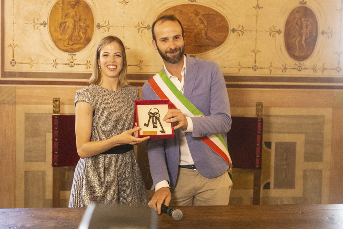 Carolina-Kostner-e-assessore-Andrea-Vannucci-Chiavi-della-città-Firenze
