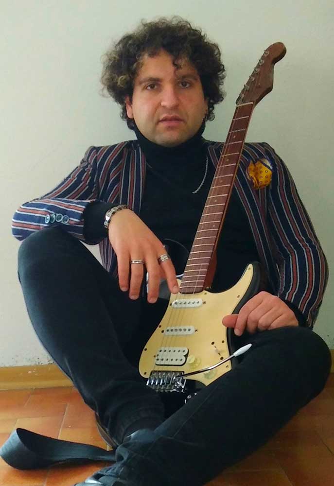 Giuseppe-Doria-chitarrista-della-rock-band-Le-Sensazioni