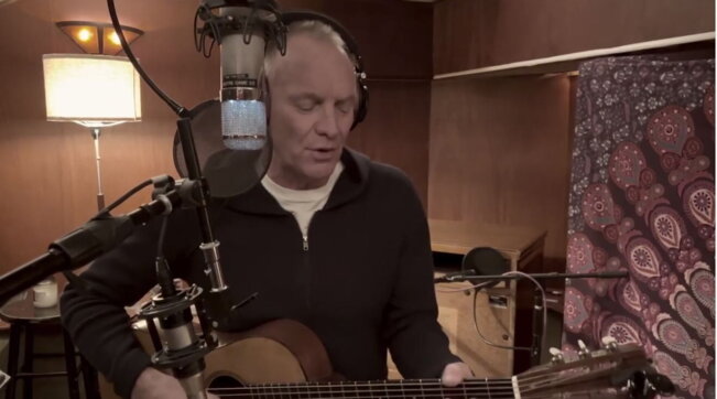 Sting canta Russians e fa un appello contro la guerra in Ucraina