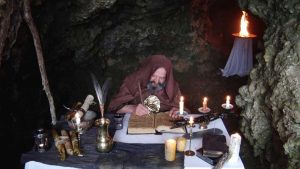 (in foto una Scena nella grotta Buoro di Ciano del Montello) 