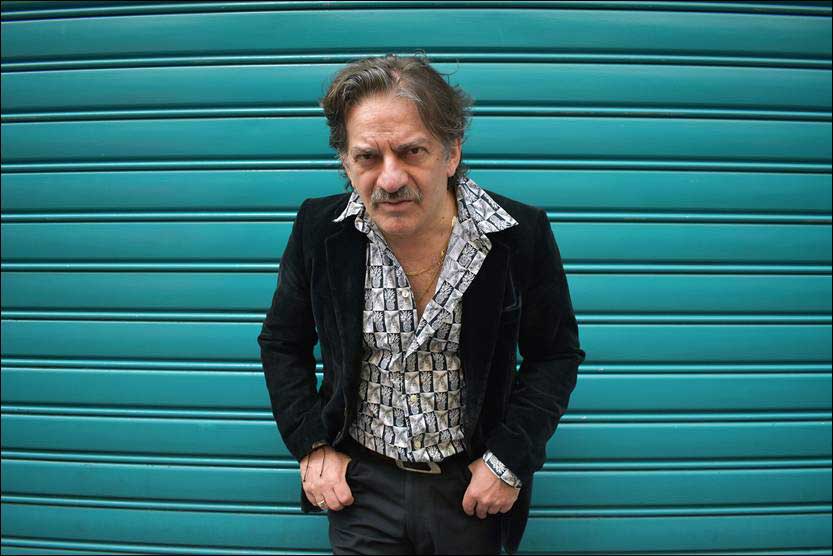 Peppe-Voltarelli-fotografato-da-Danilo-Samà-nella-rue-de-Lappe-di-Parigi-in-Francia-nel-2025
