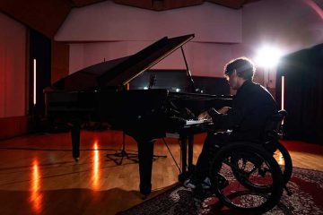 Frency Il pianista tetraplegico che ha trasformato la sua disabilità in un linguaggio universale