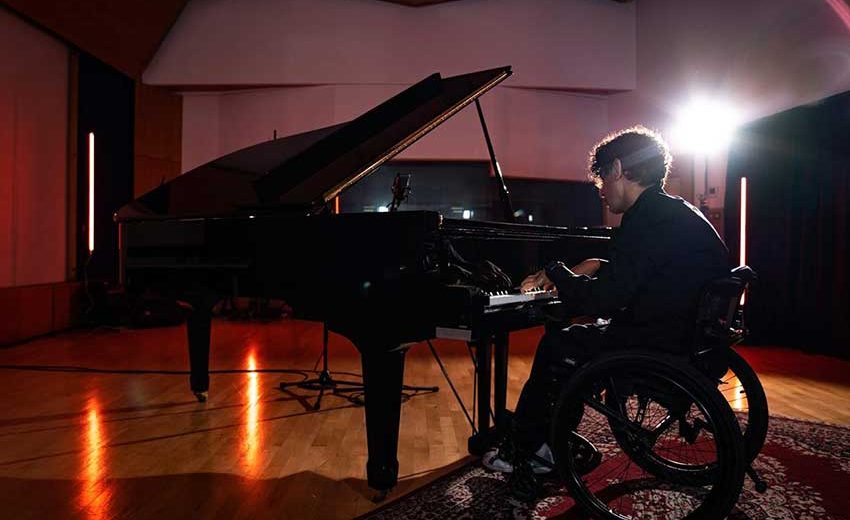 Frency Il pianista tetraplegico che ha trasformato la sua disabilità in un linguaggio universale